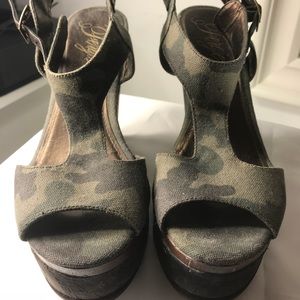 Army print wedges